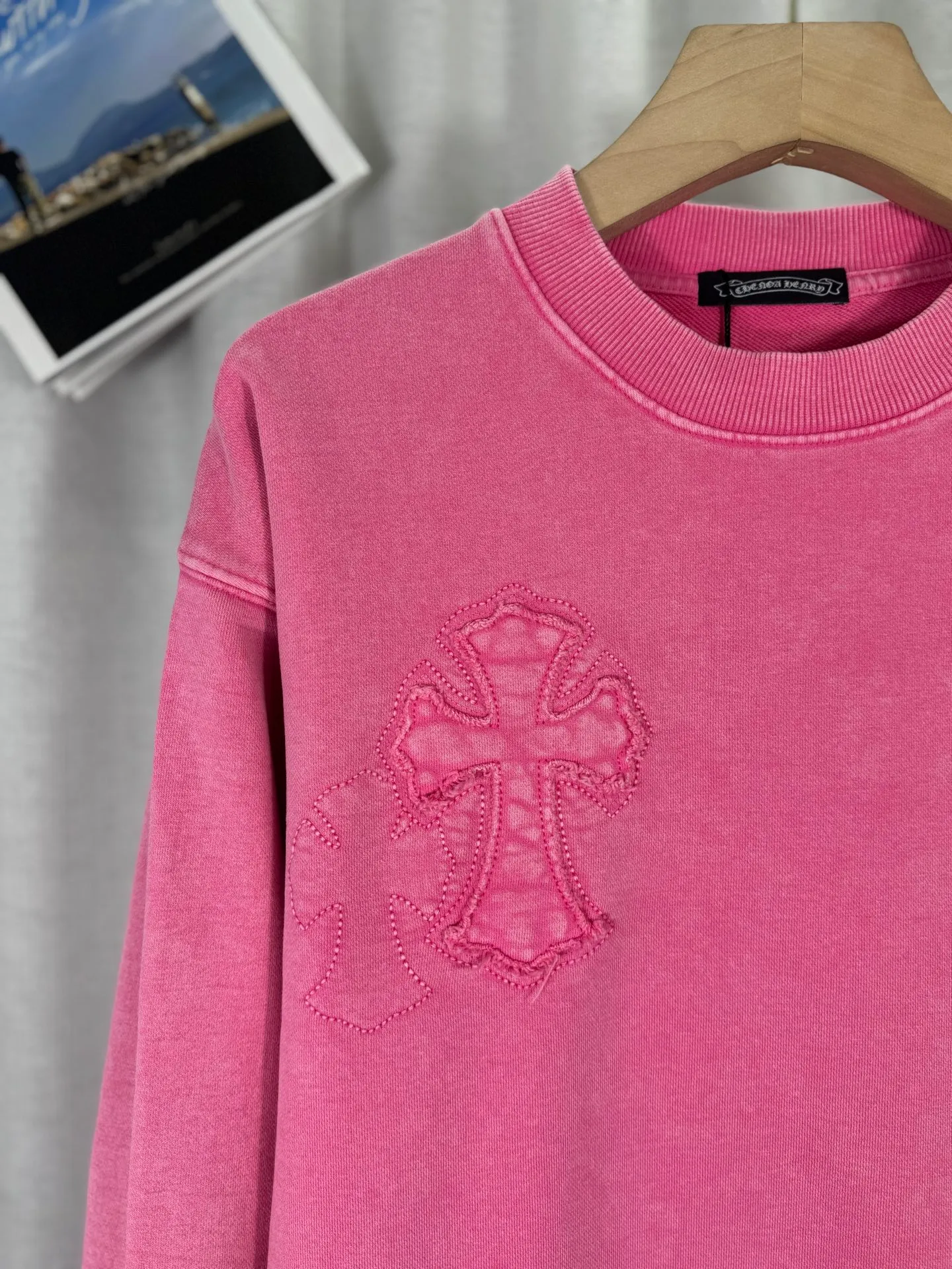 P260 top version, real shot without P, ​​different from market currency) 𝗖𝗵𝗿𝗼𝗺𝗲 𝗛𝗲𝗮𝗿𝘁𝘀/Cro Heart 2025 washed patch embroidery autumn and winter new original single counter American laser burnt 3D three-dimensional color embroidered couple casual sweatshirt 👑The highest version! Customized fabric 430g tripe terry fabric! American acid-washed and distressed original fabric laser burnt ✟appliqué embroidery and exquisite embroidery of letters! The best-selling model in the counter, very comfortable to wear. Accessories: original molded and authenticated collar label➕100% silk wash label. Genuine purchase-grade original hangtag➕matching hanging rope➕3D hanging beads➕original packaging bag. Craftsmanship: The original version has consistent wiring! The highest version of the armhole matching technique! Color: Pink Black Size: S M L XL Style No.: 9311